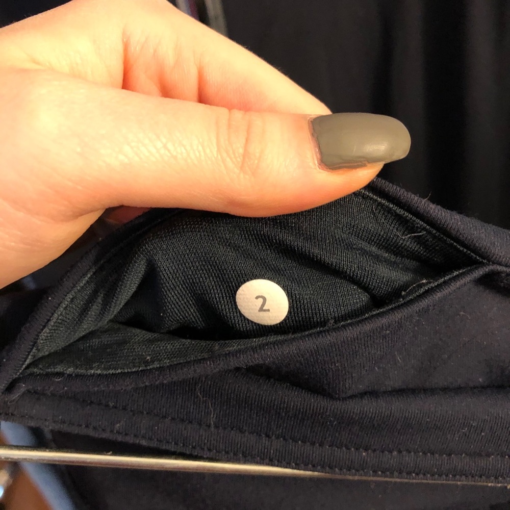 Lululemon Navy Crops sz 2 - Picture 4 of 5